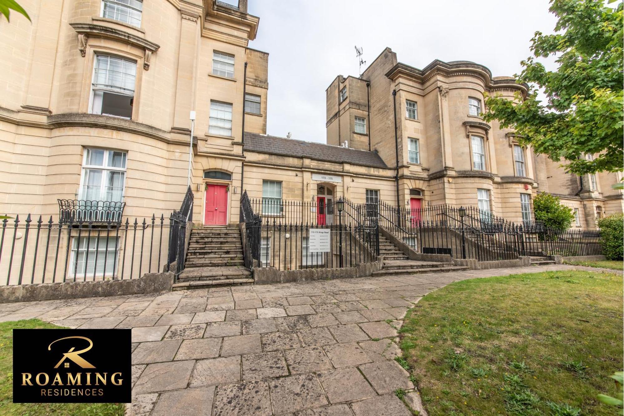 Apartment Sleeps 6 - Central - Free Secure Parking - 2 Bath Reading