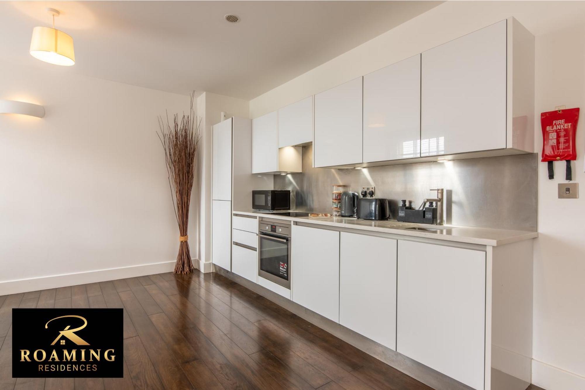 Apartment Sleeps 6 - Central - Free Secure Parking - 2 Bath Reading