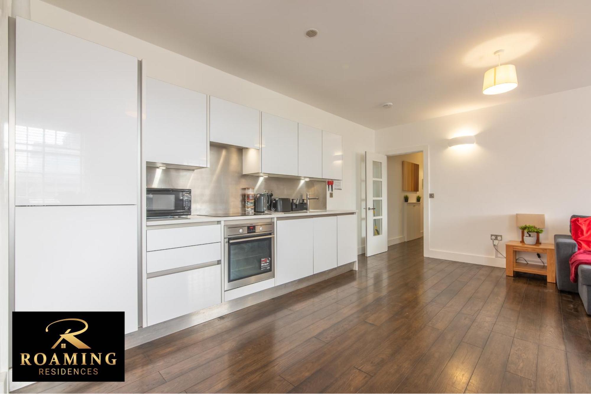Sleeps 6 - Central - Free Secure Parking - 2 Bath Reading