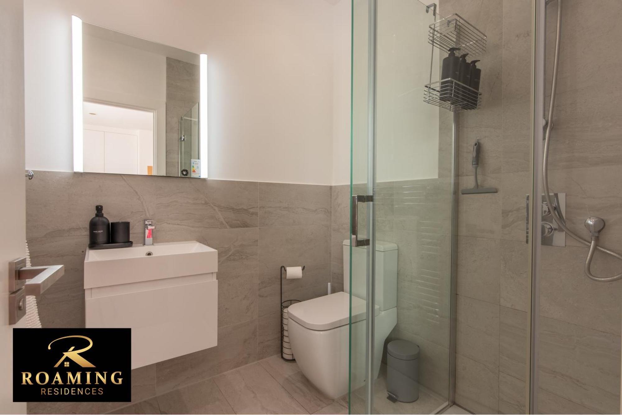 Sleeps 6 - Central - Free Secure Parking - 2 Bath * Reading