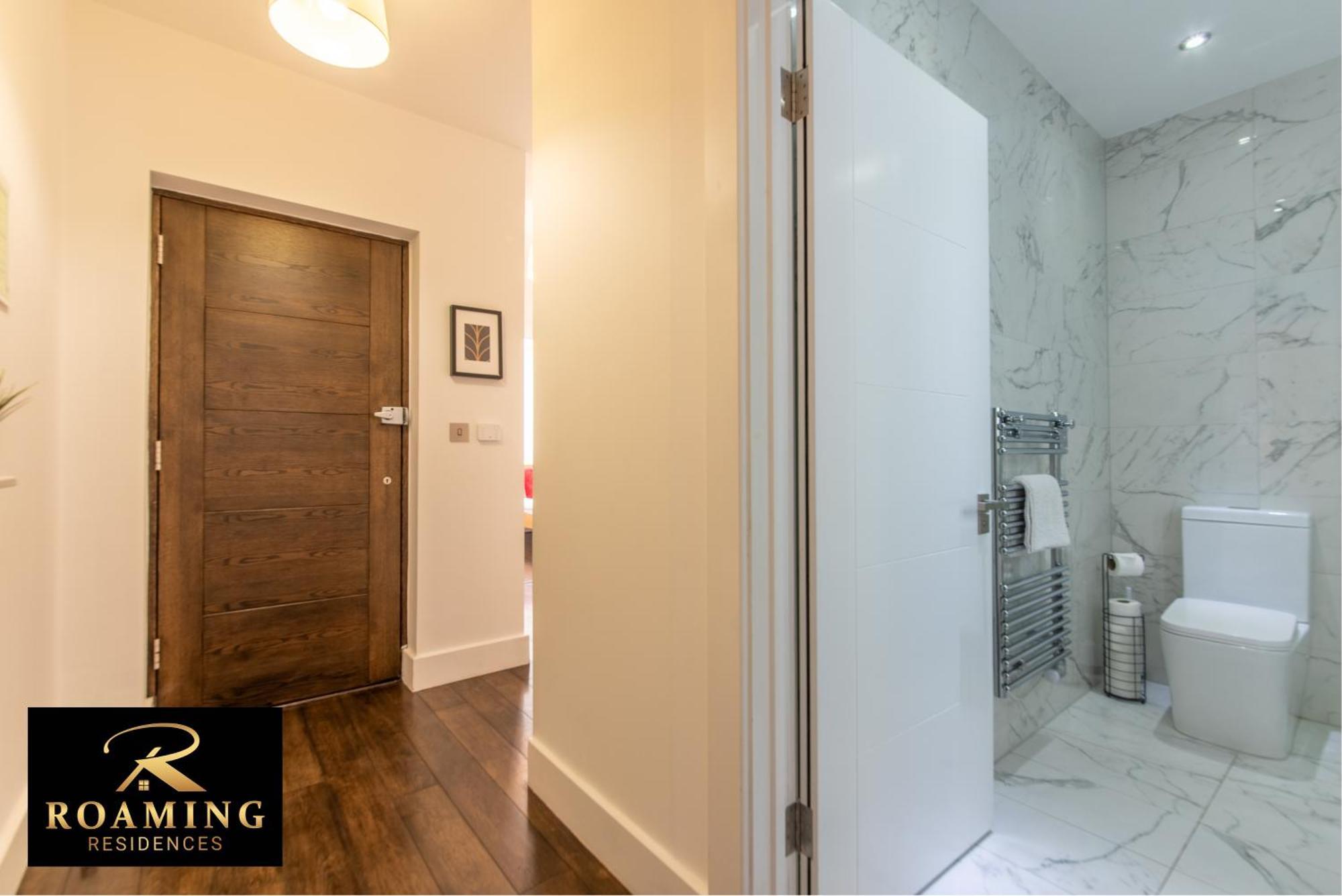 Sleeps 6 - Central - Free Secure Parking - 2 Bath Apartment Reading