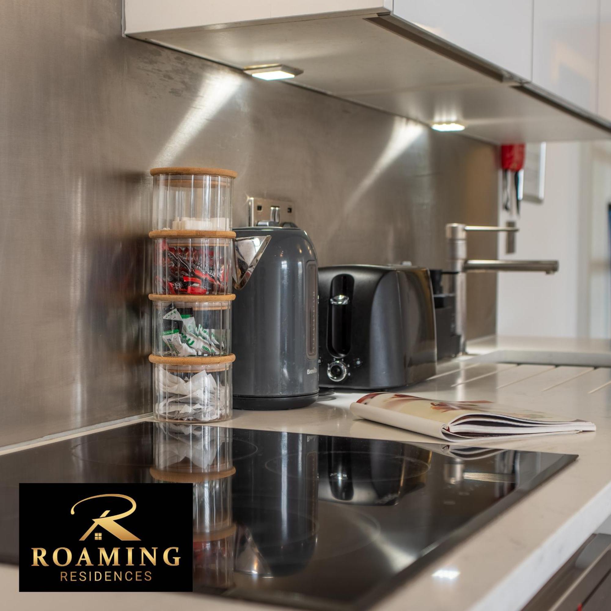 Sleeps 6 - Central - Free Secure Parking - 2 Bath Apartment *